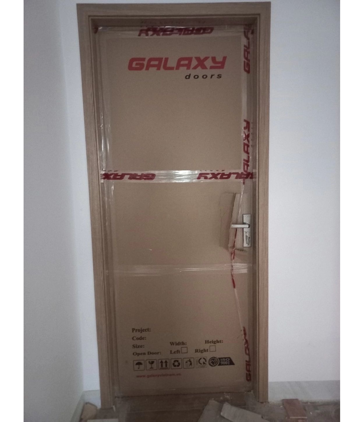 Dự án lắp đặt cửa nhựa composite Galaxy tại nhà phố đường số 6, Bến Lức