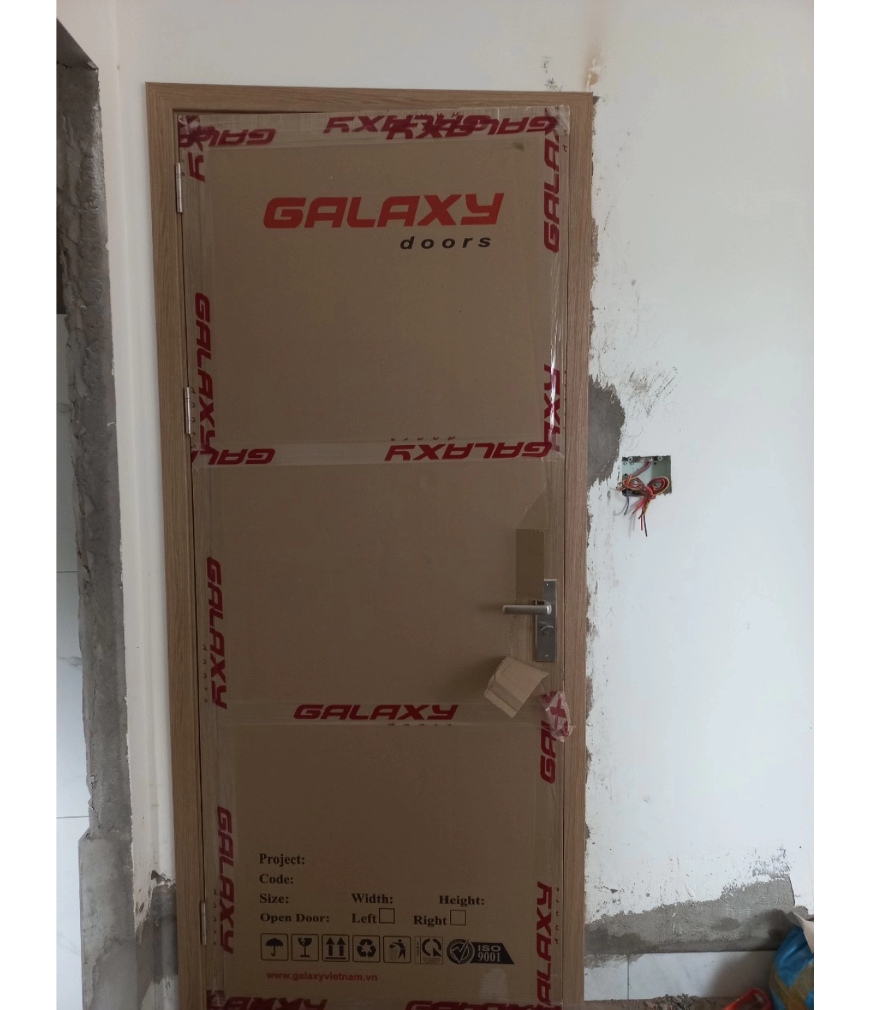 Dự án lắp đặt cửa nhựa composite Galaxy tại nhà phố đường số 6, Bến Lức